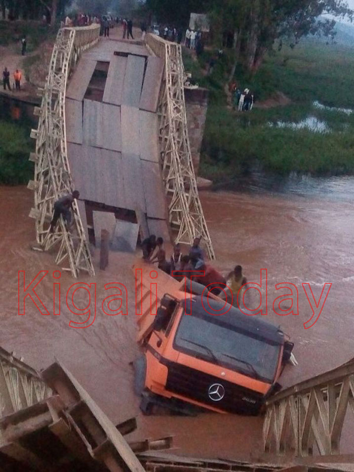 Bafashe umwanzuro wo kumena umucanga yari ipakiye kuko imodoka yari iri kurigita.