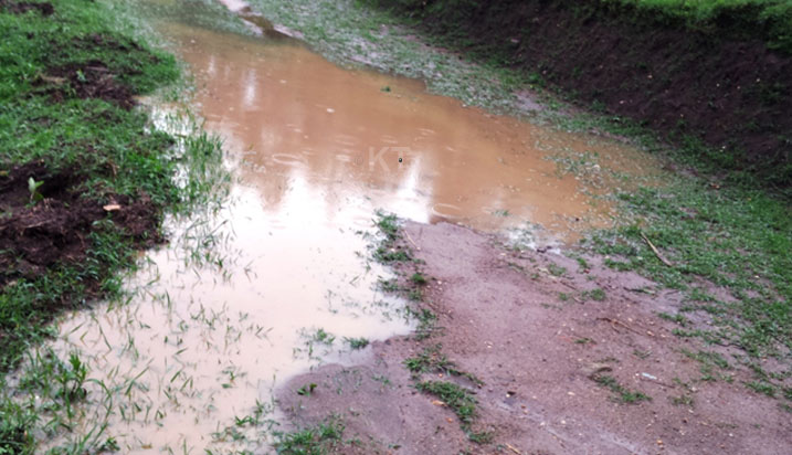 Aha hangiritse ku buryo amazi yuzura mu muhanda.