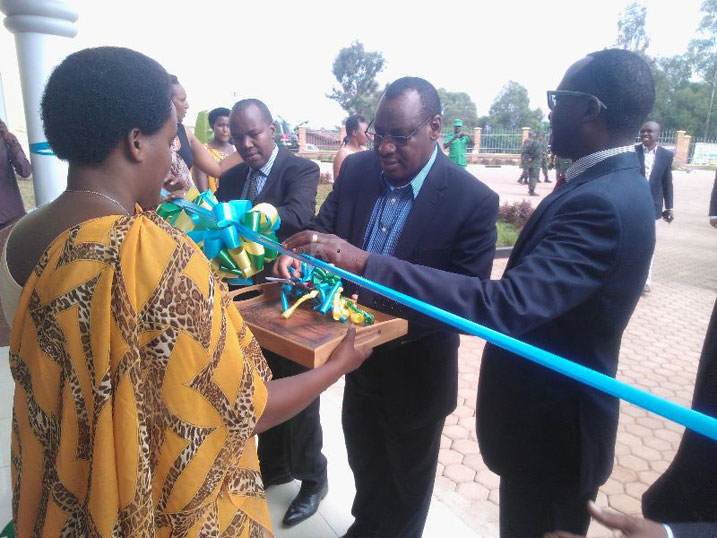 Aha Minisitiri Amb. Gatete Claver yabifunguraga ku mugaragaro.