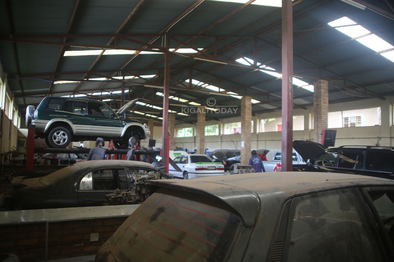 Aha ni mu igaraji rya VTC Gacuriro aho bigishiriza abanyeshuri