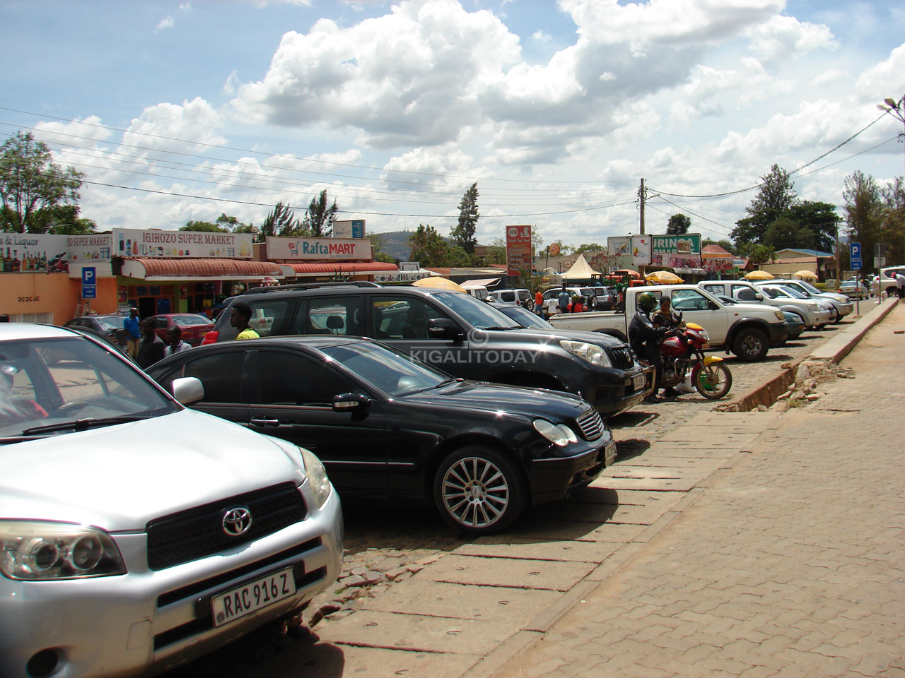 Aha ni parikingi y'imodoka ku gisimenti