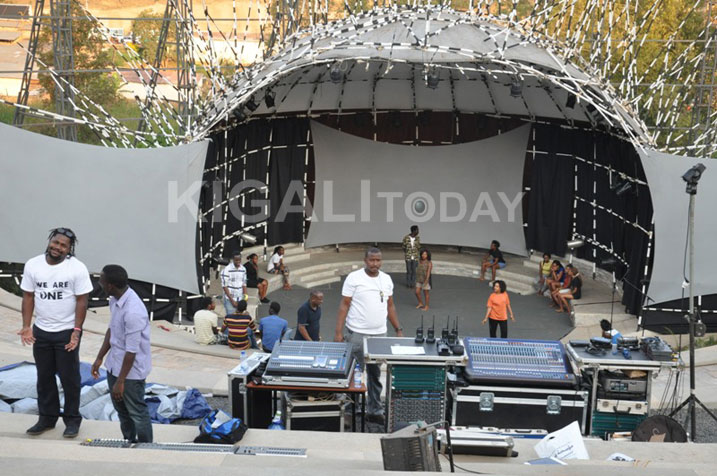 Aho iserukiramuco "Ubumuntu Arts Festival" rizabera hamaze no kugezwa ibikoresho. Aha bari bari mu myitozo.