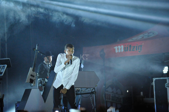 Mu ndirimbo Formidable aho aba yimereye nk'umusinzi.