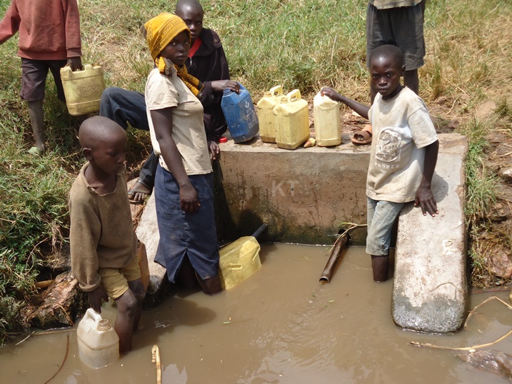 Aho ni kuri rimwe mu mariba bavomaho mu kabande kandi na bwo bakoze ibirometero birenga bitatu.
