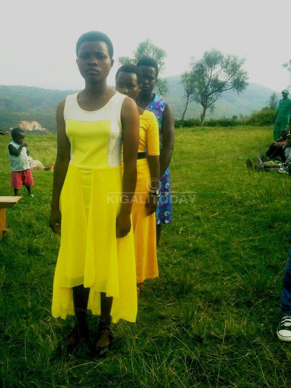 Aha abahatanira Miss Rukaragata bari ku murongo bakabazwa bagasubiza 