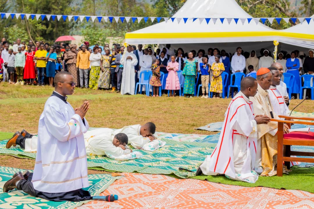 Mu muhango wo kwiyegurira Imana burundu ahabwa ubusaserdoti