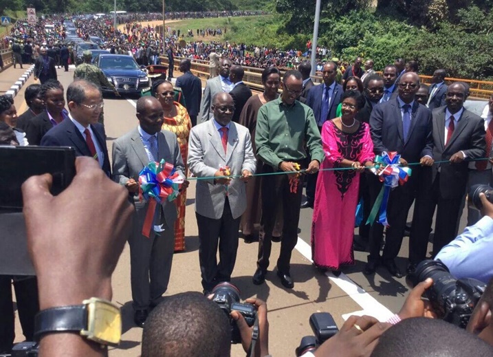 Aha, Perezida Kagame na Magufuli barimo bafungura ikiraro mpuzamahanga cya Rusumo.