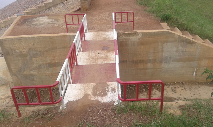 Ahagenewe amazi ava mu rugomero ajya mu mirima ntakibereyemo.