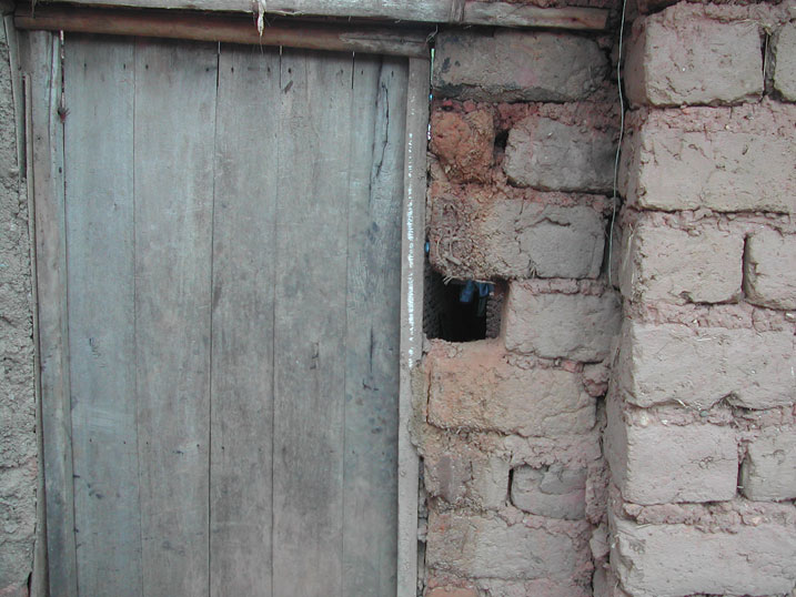 Ahakorerwa imigati benengango bashakaga kwinjira bagateshwa bamaze gukuramo itafari rimwe.