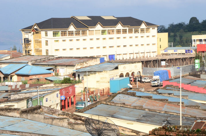 Ahakorerwa ubucuruzi mu mujyi rwagati; iyo nyubako nini ni isoko rya Kamembe.