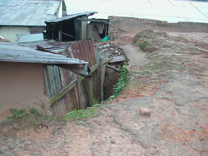 Ahantu inyuma banyuze bajya kureba imashini ihanagura amafoto.