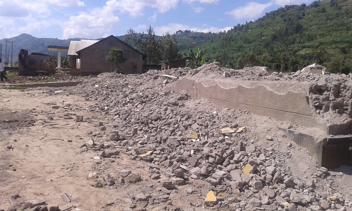 Ahari hubatse inyubako y'umurenge wa Shyira hasigaye amatongo