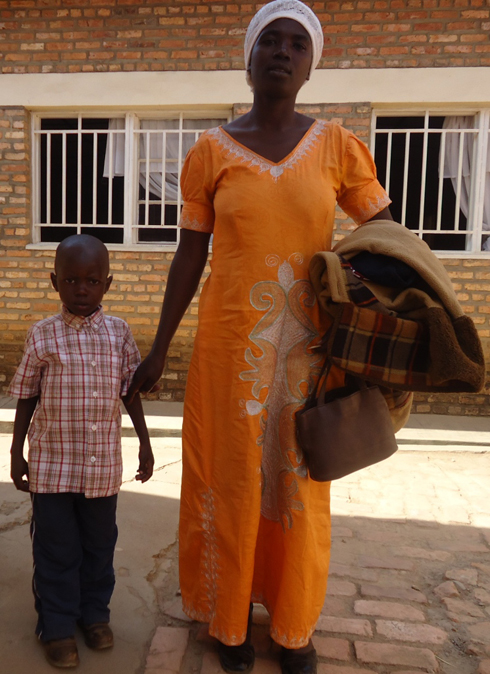 Ahishakiye na nyina umubyara.