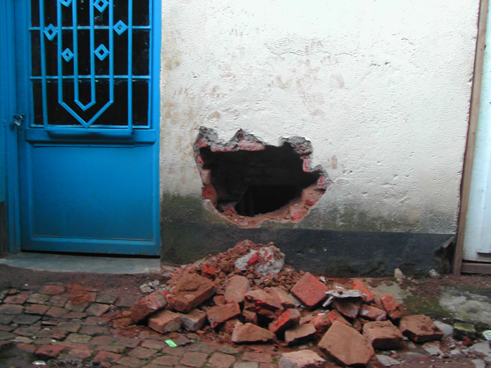 Aho bacukuye binjira mu iduka rya Mugabo.