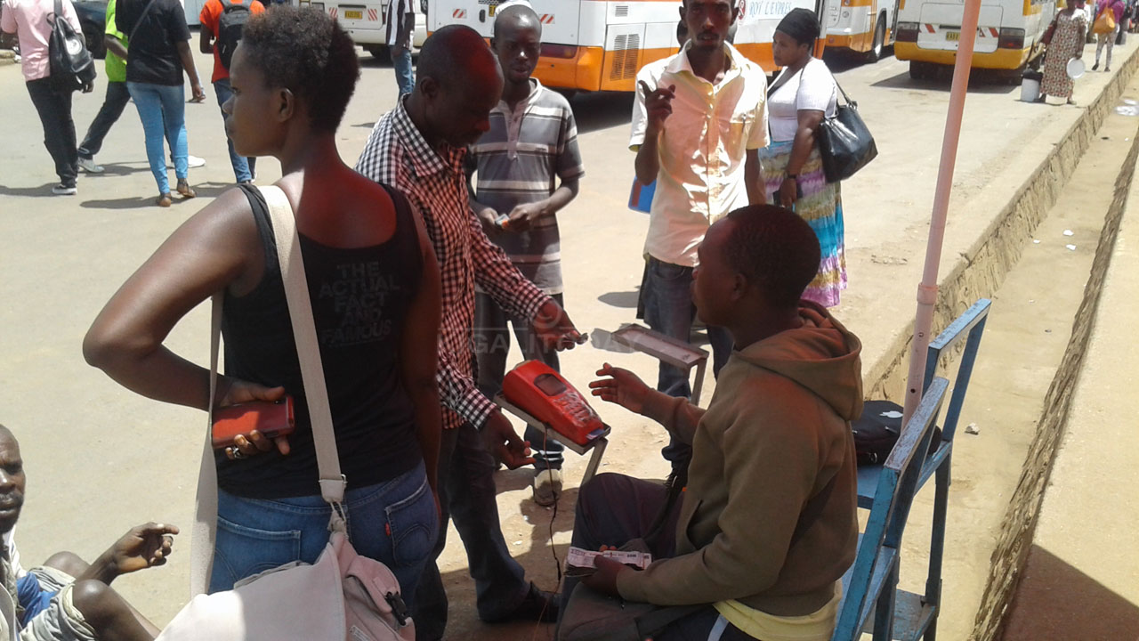 Muri gare haba hari aho bagurira amakarita bakanashyiraho amafaranga