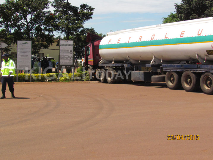 Iyi kamyo yari igiye kwinjira mu biro by'akarere.