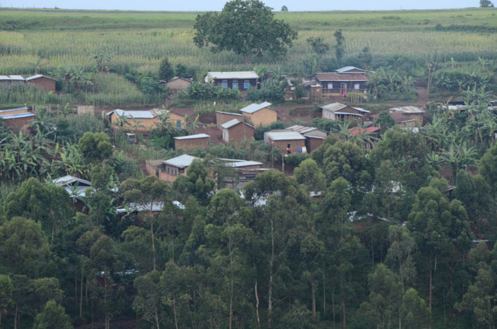 Aya mazu aciriritse ari hepfo y'ikibuga cy'idege cya Kamembe kiri haruguru gato.