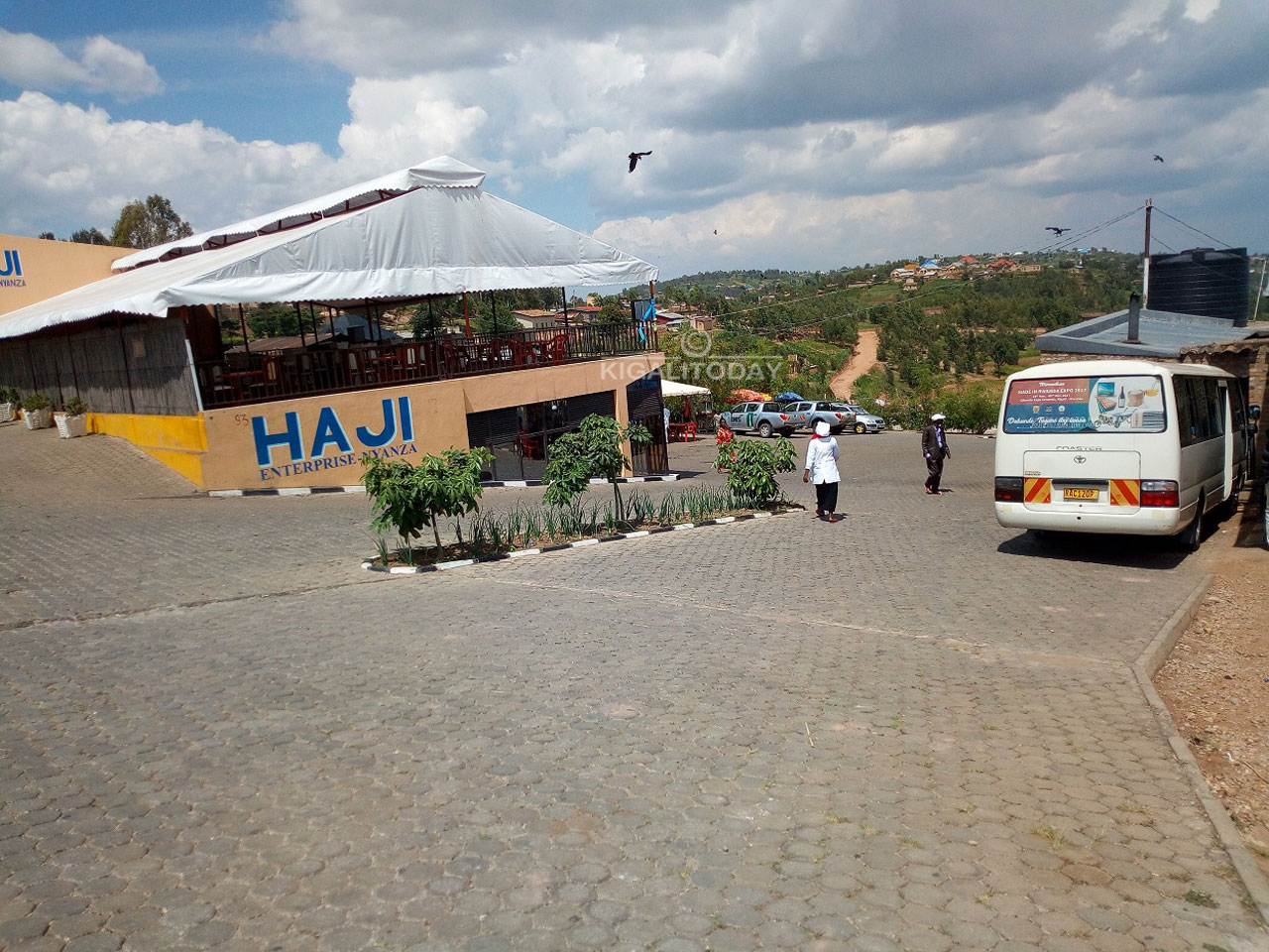 Hari resitora hakaba na parikingi imodoka zitwara abagenzi zihagararamo kugira ngo bagire icyo bafata