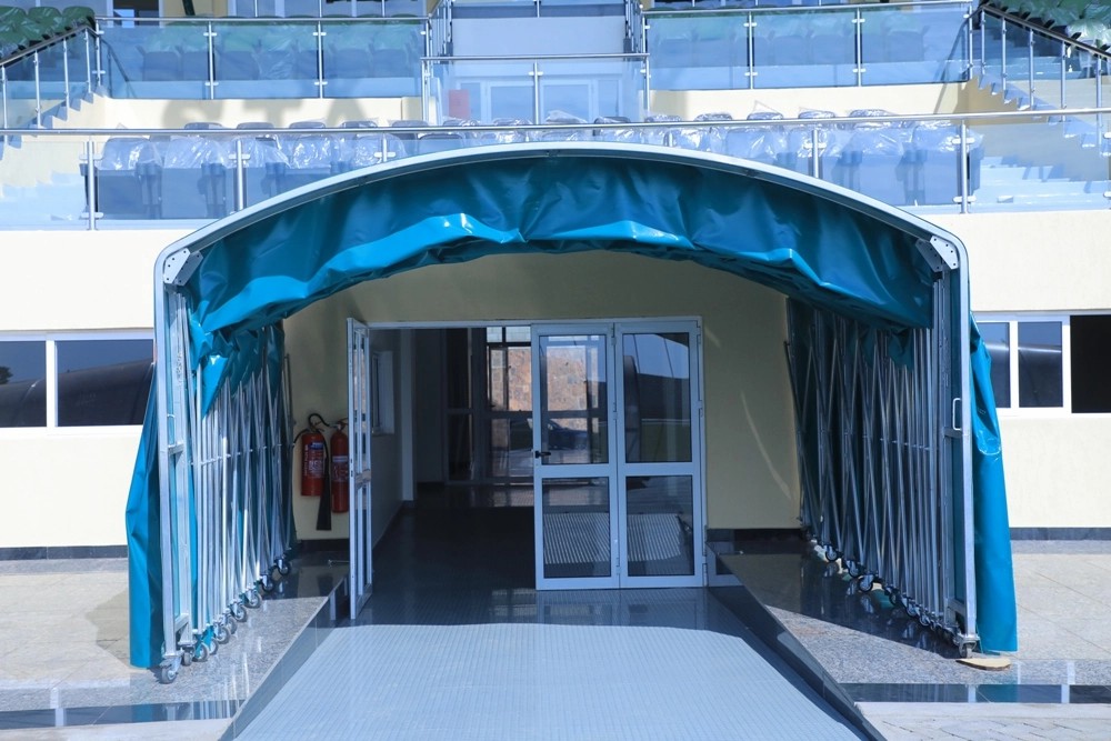 Aho abakinnyi basohokera binjira mu kibuga haratwikiriwe