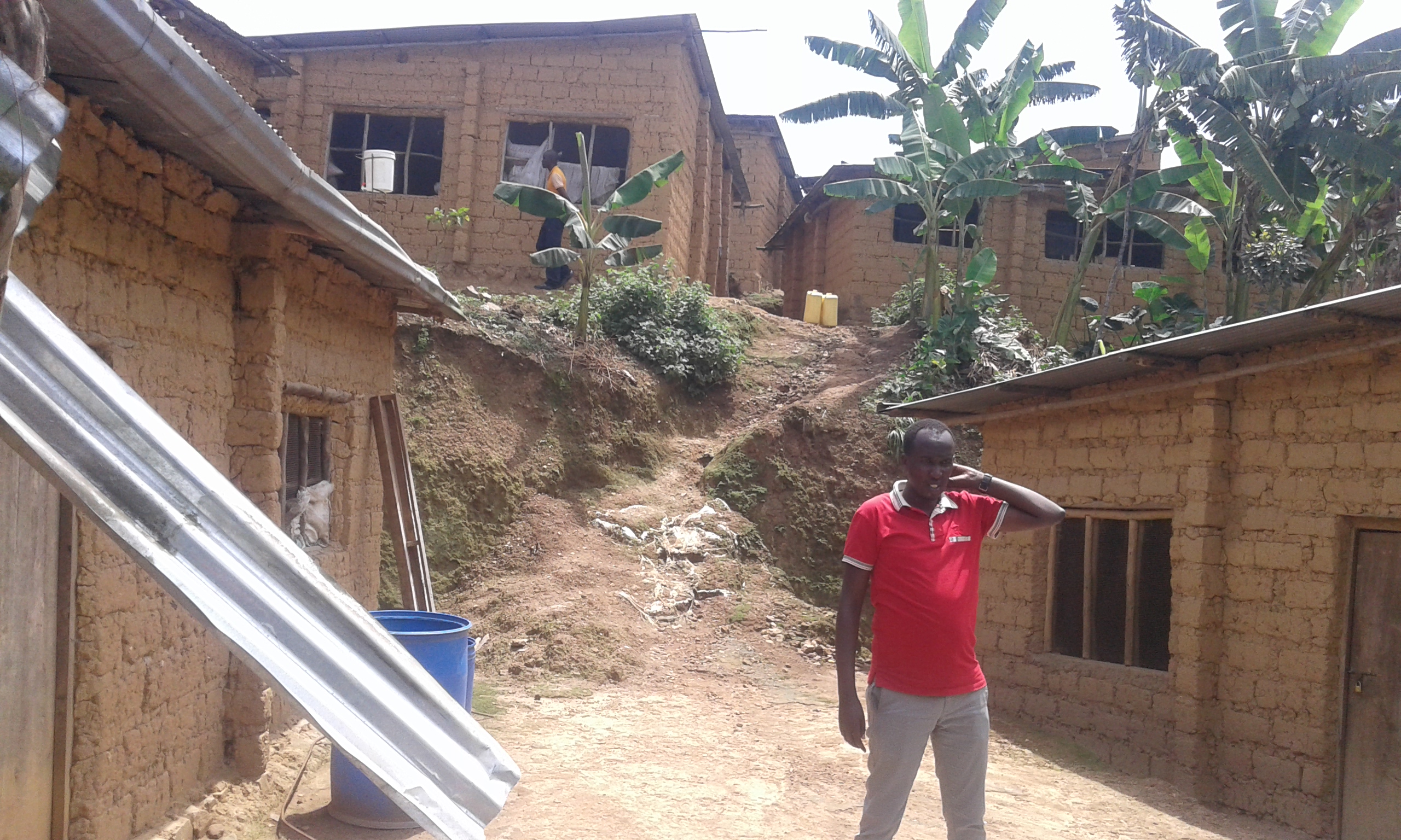 Aho Maniragaba yororera inkoko