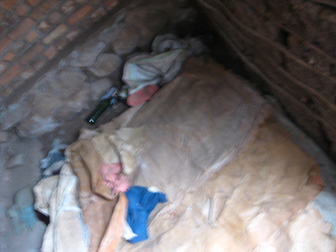 Uzayisenga umugabo we yamwirukanye munzu asigaye arara mu gikoni.