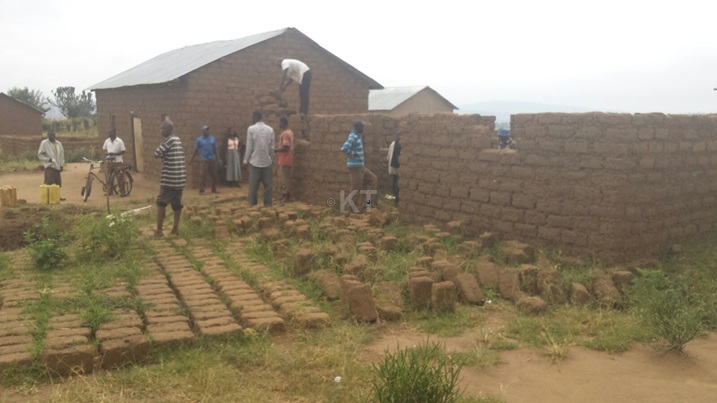 Umuganda wakorewe mu Mudugudu wa Gacundezi ya 2 Akagari ka Gacundezi, mu Murenge wa Rwimiyaga. hakozwe igikorwa cyo kubaka amazu y'Abanyarwanda birkanywe muri Tanzaniya ataruzura.