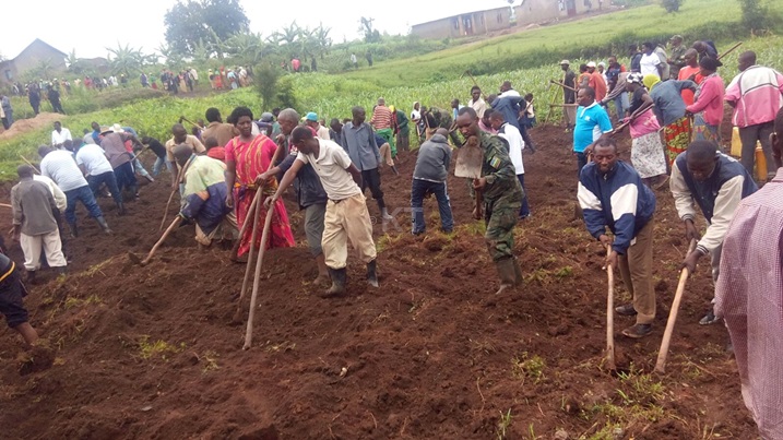 Bari gusiza ikibanza cyo kubakira utishoboye.