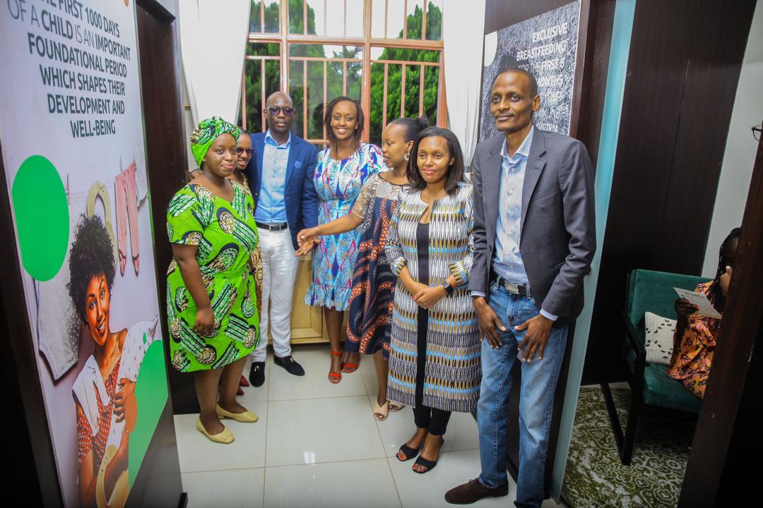 Ahmed Sylla (iburyo ku ruhande) uyobora Africa Improved Food mu Rwanda, hamwe n'abakozi, bafashe ifoto bari mu cyumba cyafunguwe cyagenewe ababyeyi bonsa