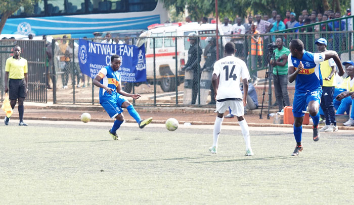 Eric Irambona wari kapiteni kuri uyu mukino, ahereza umupira Sugira Ernest