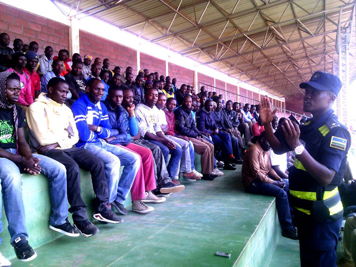 AIP Jean Claude Hakizimana akorana inama n'abamotari b'i Muhanga.