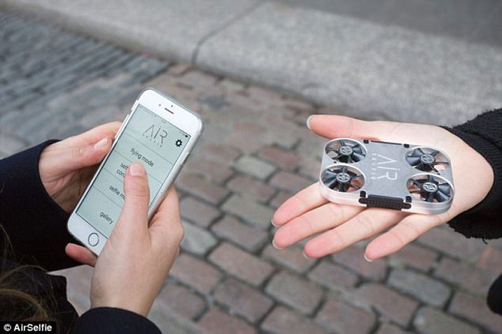 AirSelfie yakozwe kugira ngo yorohereze abafata amafoto arimo za selfies bibagoye.