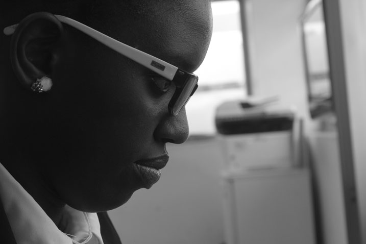 Umuturage ufite icyo akeneye abikorera kuri mudasobwa yicaye iwe agatuma Kaymu ikamugererayo...