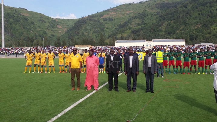 Abayobozi batangiza umupira ku mugaragaro.