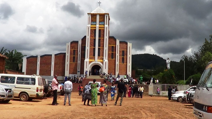 Kuri Kiliziya y'i Kayanza mu Karere ka Muhanga bivugwa ko ari ho humvikaniye urushyi Mbonyumutwa yakubitiwe mu Byimana mu Karere ka Muhanga.