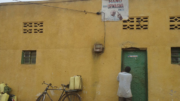 Uyu mucuruzi yabuze abakiriya ahitamo kuba afunze ngo ajye gukora ibindi. 