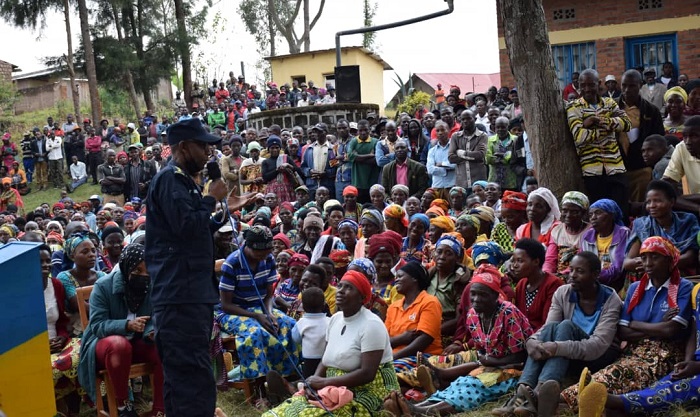 CSP Francis Muheto yagaragaje ko iterambere ry'ingo ridashoboka mu gihe bene zo batakaje igihe kinini n'amafaranga mu tubari