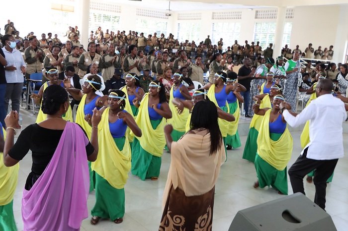 Habayeho umwanya wo gucinya akadiho