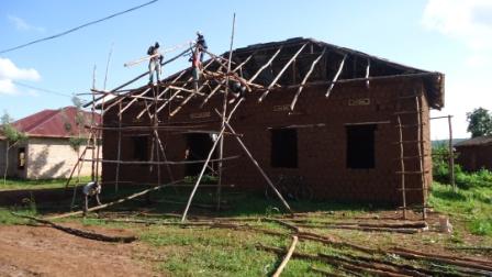 Inyubako y'ibiro by'akagari ka Gihinga irimo gusanwa nyuma yo kwangizwa n'imvura.