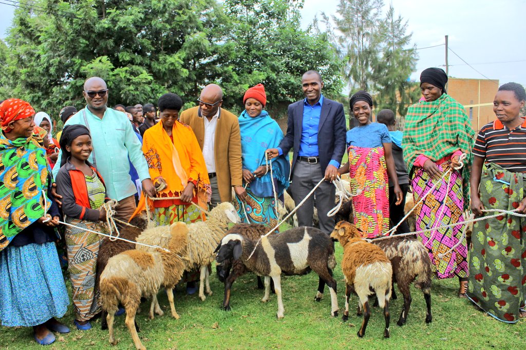 Akanyamuneza kari kose ku bahawe intama