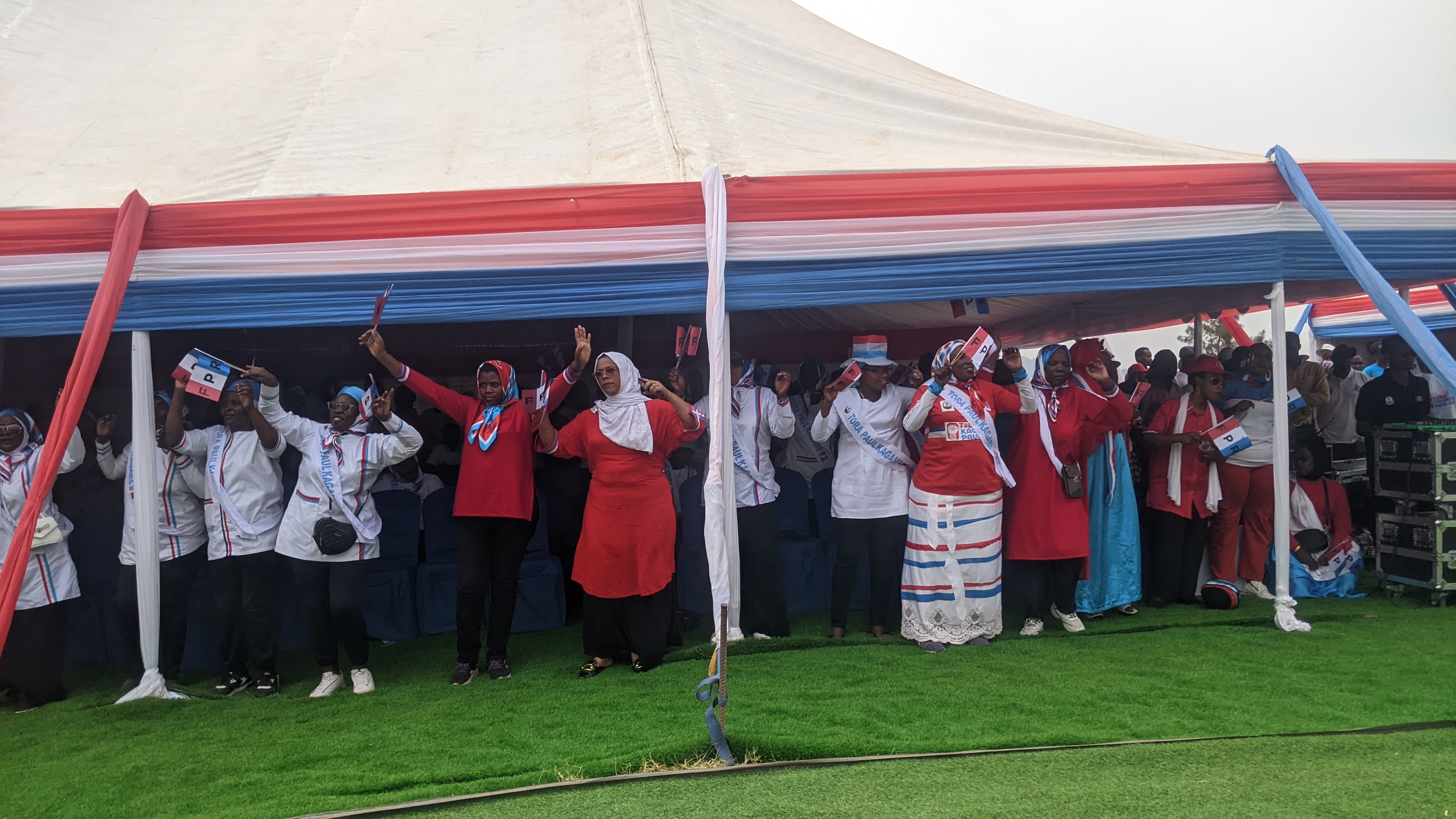 Akanyamuneza kari kose ku bari baje gushyigikira abakandida Depite