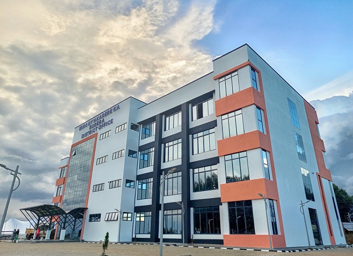 Abakozi b'Akarere bari bamaze igihe bategereje kubona iyi nyubako yuzura bagakorera ahagutse kandi hajyanye n'igihe