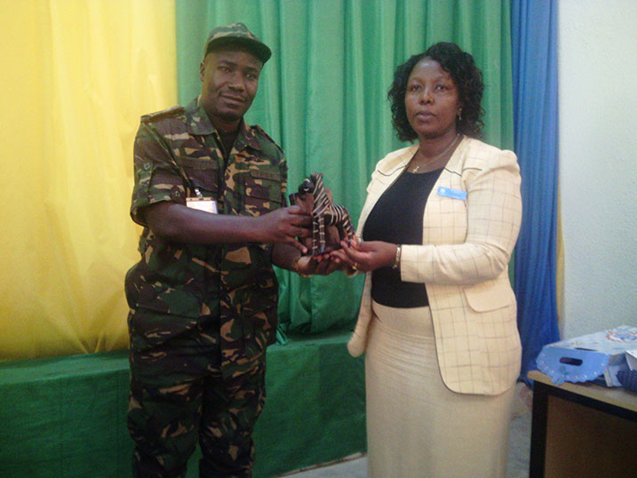 Akarere ka Muhanga kageneye impano abasirikari b'abanyamahanga biga mu Rwanda. Uyu akomoka muri Tanzaniya.