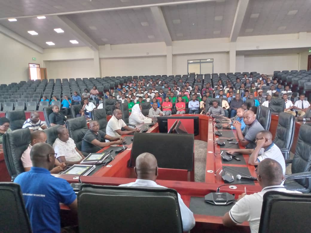 Abanyeshuri bitabiriye imurikabikorwa baganira n'Ubuyobozi bw'Akarere ka Gasabo