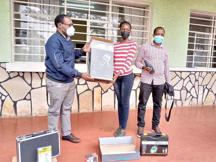 Bimwe mu bikoresho kabuhariwe mu gusuzuma ubuziranenge bw'inyubako byashyikirijwe Akarere ka Musanze