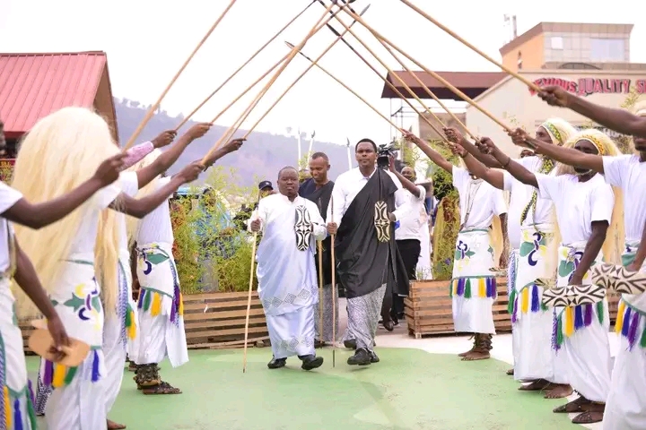 Uku niko Umuyobozi w