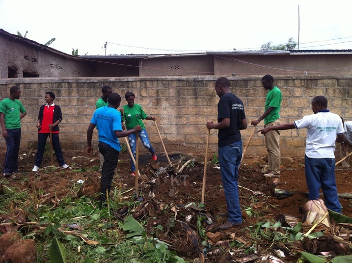 Batangiye gukora akarima k'igikoni.