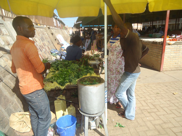 Nsabimana akora akazi ko gucuruza isombe mu isoko.