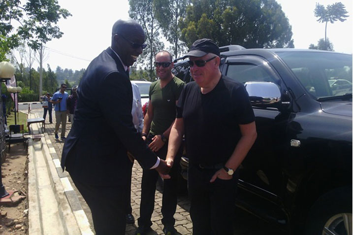 Umuyobozi w'inteko ishinga amategeko ya Israel akigera mu Rukali yahawe ikaze n'umuyobozi w'ingoro z'umurage w'u Rwanda, Alphonse Umuliisa.