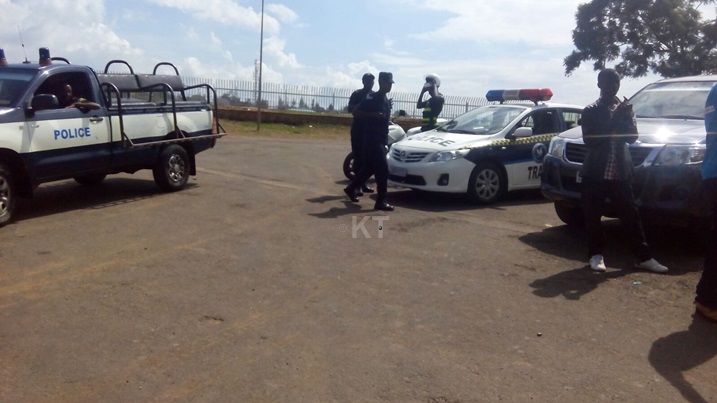 Bari baherekejwe na Polisi y'igihugu.