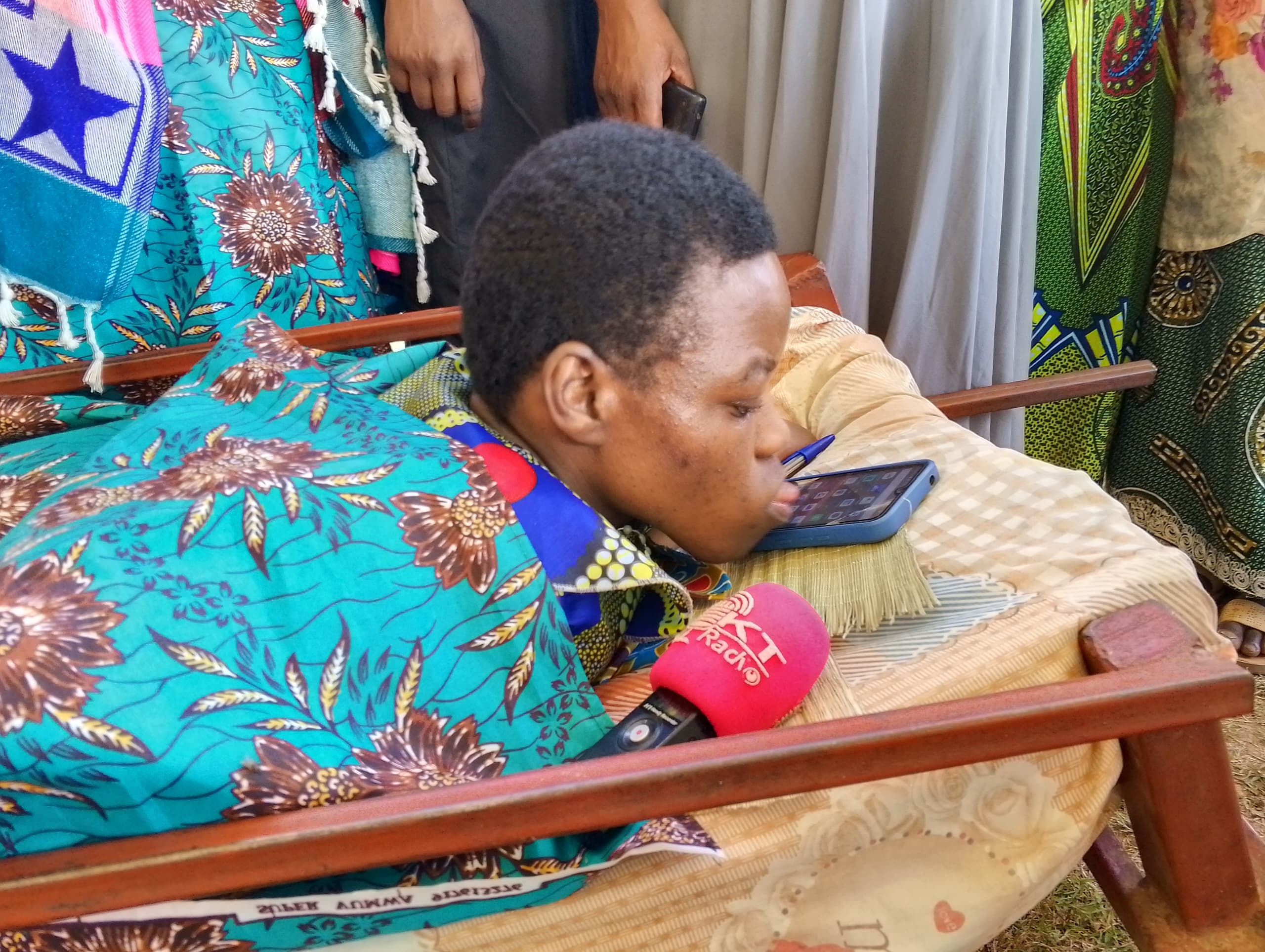 Akoresha telefone n'ururimi n'umunwa